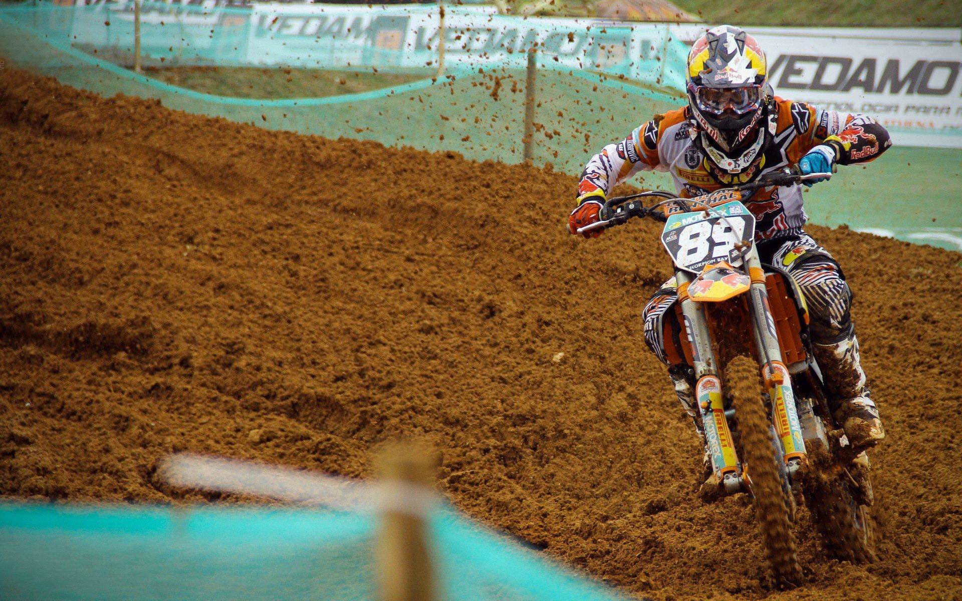 体坛诸葛梁，没有拉伊奥拉这堵墙，拜仁方能筑起德利赫特这座堡垒