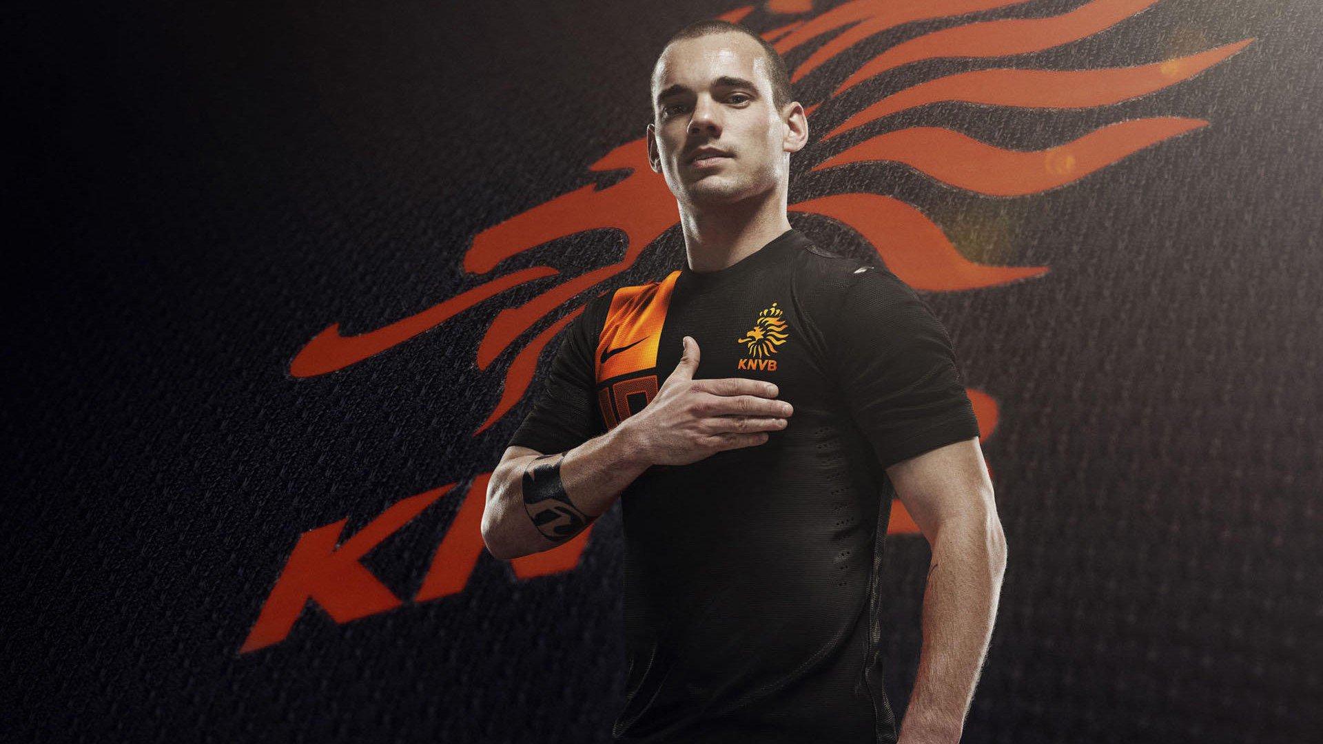 斯特林深夜苦练引关注,科巴姆基地的灯光为谁而亮?